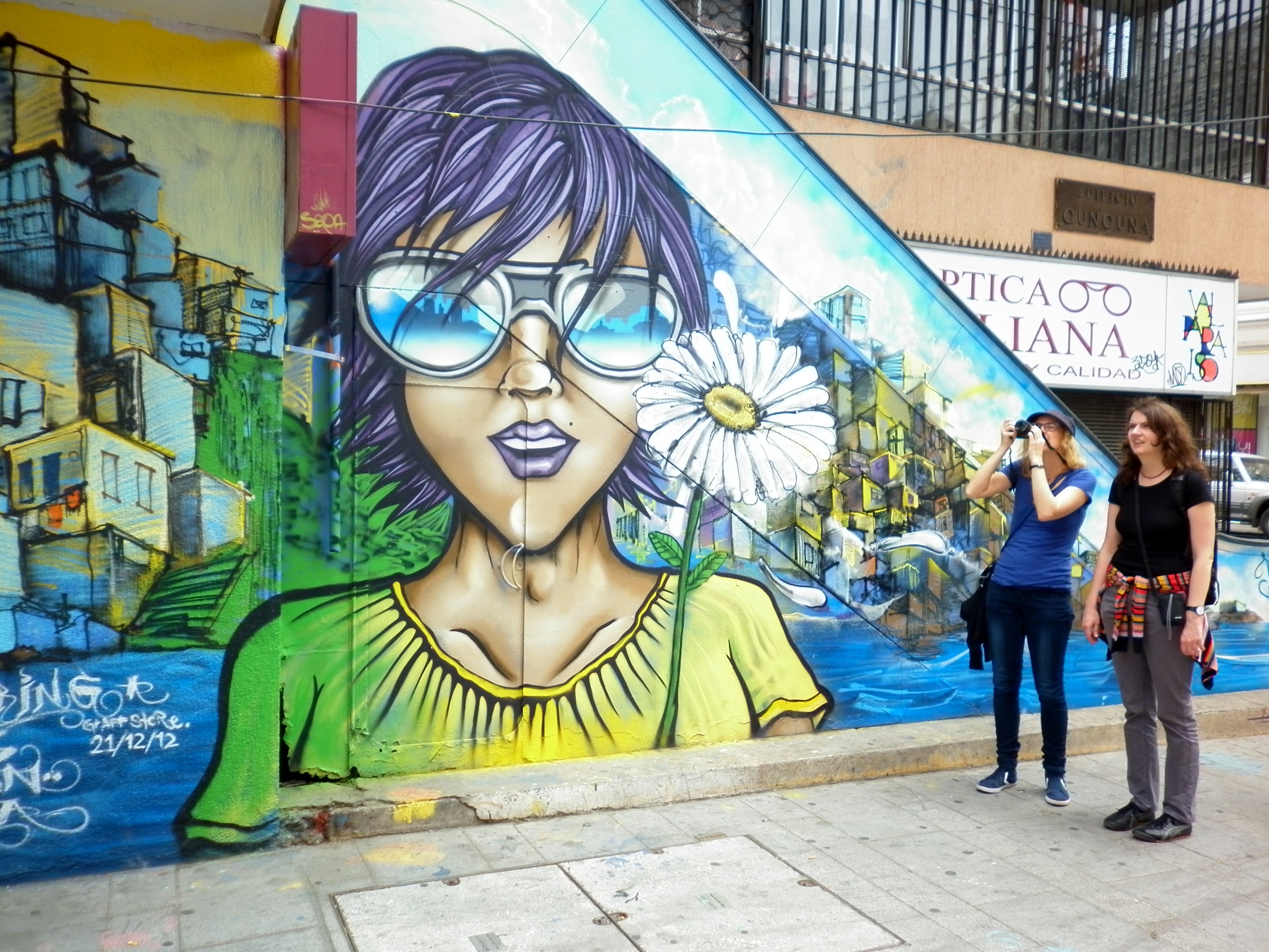 graffitis de Valparaiso - chica con flor