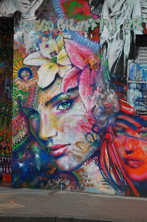 Graffitis de Mujeres- flores en la cabeza